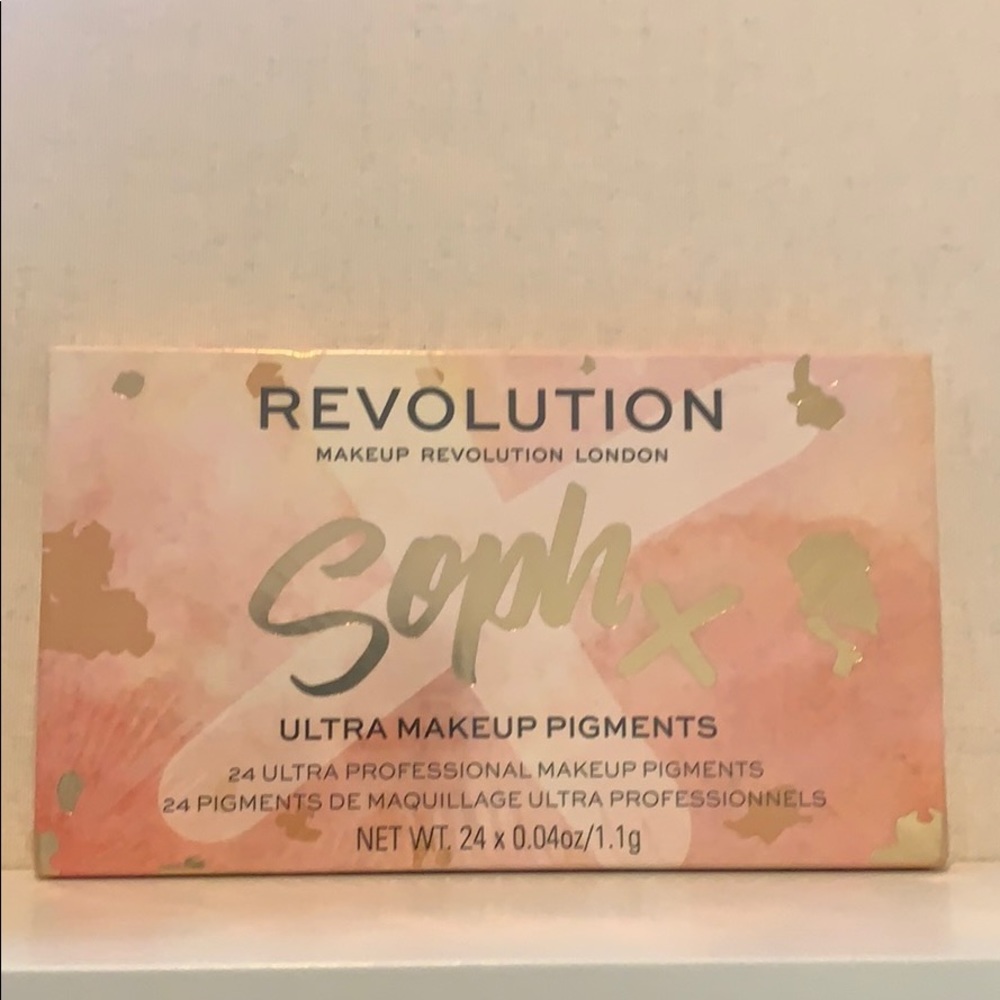 Revolution Sophia 24 color palette